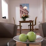アパート アム ブランデングルガー トール *